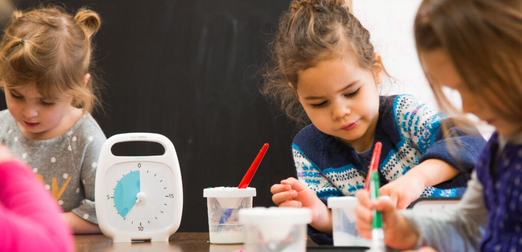 Barn på förskola med tidshjälpmedel visuell timer Time Timer Plus 20 min