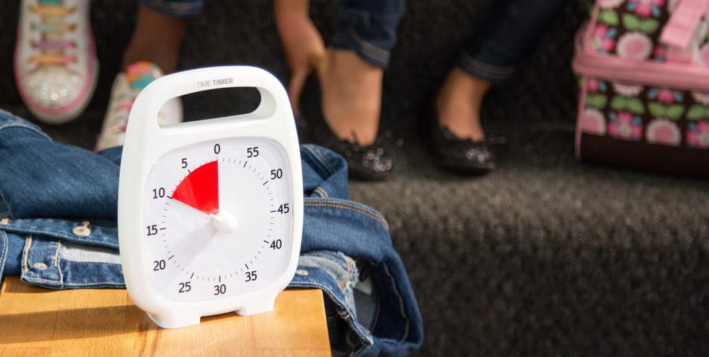 Time Timer Plus vit i hallen på morgonen