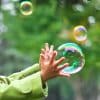Bubbelmaskin för kontaktstyrning med barn som jagar bubblorna