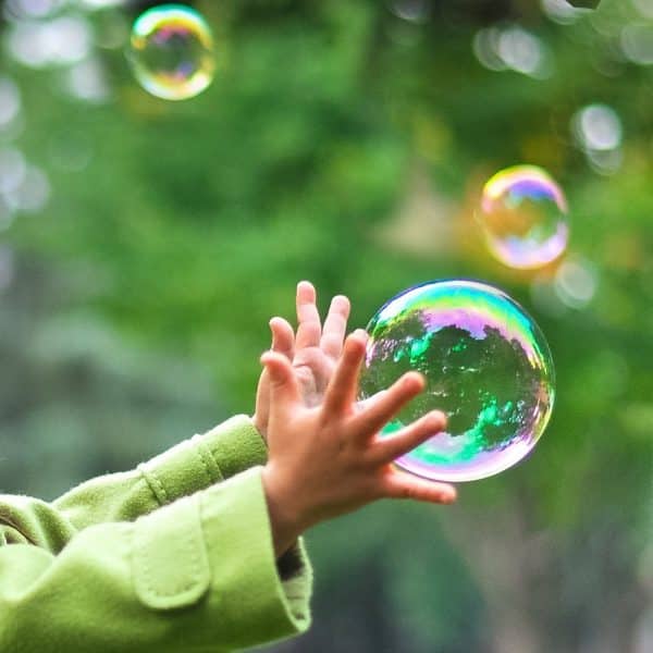 Bubbelmaskin för kontaktstyrning med barn som jagar bubblorna