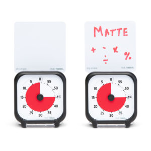 Två Time Timer Pocket som visar hur du kan använda whiteboard-kortet som ingår för att påminna om att det är matematik-lektion.